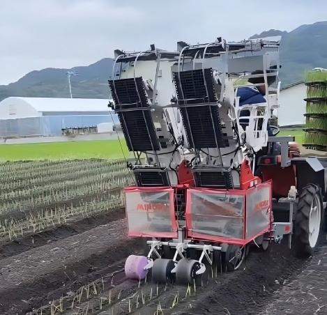 Efficient planting and mulching integrated machine